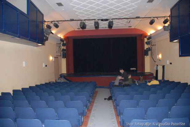 Predstavu Meca i deca režirao je Miodrag Dinulović. U predstavi igraju: Gorica Dinulović, Veroljub Andrijanić, Predrag Pavlović, Svetlana Milenković, Miloš Milić, Zoran Cerovina, Vasilija Dinulović i Nikos Mihailović.&nbsp;