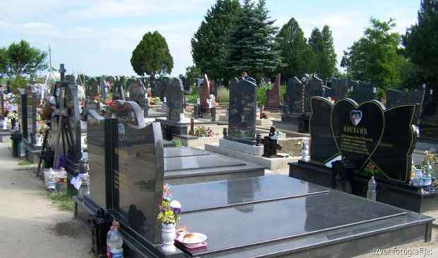 Površina groblja od osam hektara na “Barutani”, brzo se popunila, jer se broj sahrana poslednjih godina znatno uvećao.