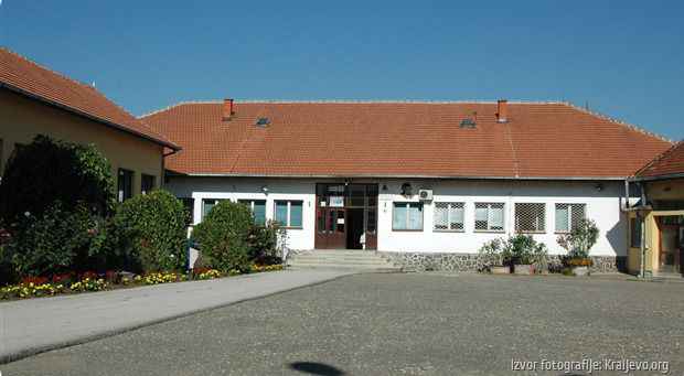 Gradsko veće već je podržalo predlog da Osnovna škola „Vuk Karadžić“ iz naselja Ribnica, koja ima još tri isturena odeljenja, u Beranovcu, Kamenici i Zmajevcu, bude podeljena na dve. Škola u Beranovcu postala bi zasebna, sa odeljenjem u Kamenici, dok bi Ribnici pripalo odeljenje u Zmajevcu. Odmah su krenule priče da se škola formira „da bi se zaposlili novi radnici“.