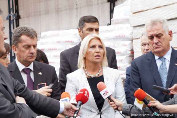 PRVA DAMA POPLAVLJENIMA » Kraljevo Online Fond Dragica Nikolič, kraljevčanima koji su pretrpeli štetu u nedavnim poplavama donirao dva šlepera sa pločicama, a do kraja nedelje stići će još 3 ili 4 šlepera sa podovima.
