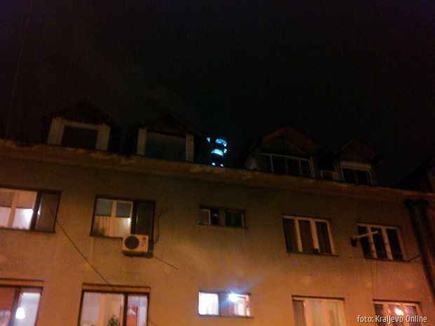 U dvospratnici sa nadograđenim potkrovljem u ulici Cara Dušana 15, preko puta OŠ “Svetozar Marković”,&nbsp; zapalio se dimnjak. Jedno vatrogasno vozilo je na licu mesta a vatrogasci su na krovu zgrade gde lociraju požar.