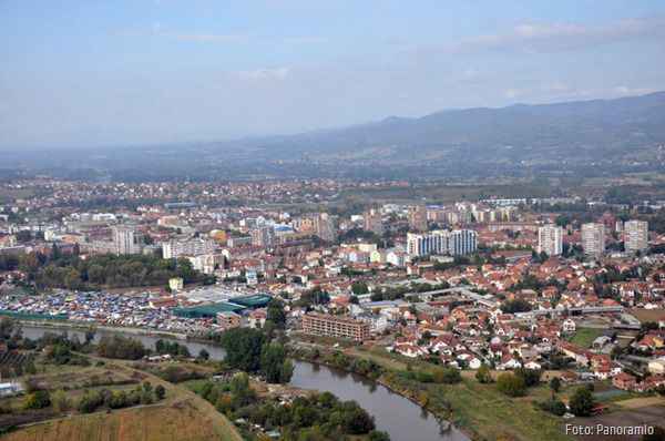Rejting političara u unutrašnjosti Srbije poprilično zavisi i od procene birača koliko imaju moći i uticaja gore, u Beogradu, u stranačkim i vladinim kabinetima. A, to se ponajbolje ogleda u količini para koje se iz državne kase „donesu“ u lokalnu, i u tome koliko je ministara u provinciju dolazilo i koliko je para za određene projekte obećano. Tako je to kad sistem ne funkcioniše, kad tu još uvek ponajviše „presuđuje“ dobra volja ili samovolja.