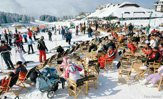 Od ranih jutarnjih, do kasnih večernjih sati na Kopaoniku je radilo 16 inspektora rada iz Niša, Prokuplja, Kraljeva i Kosovske Mitrovice. Kontrolisali su prijavu zaposlenih na obavezno socijalno osiguranje, ali i njihovu bezbednost na radu.