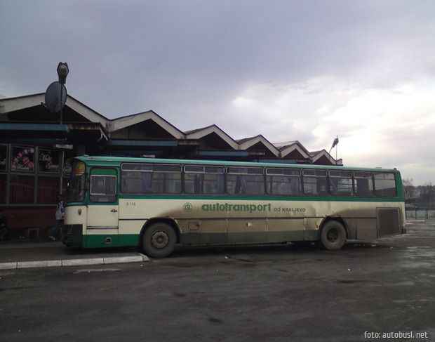 autobus na stanici