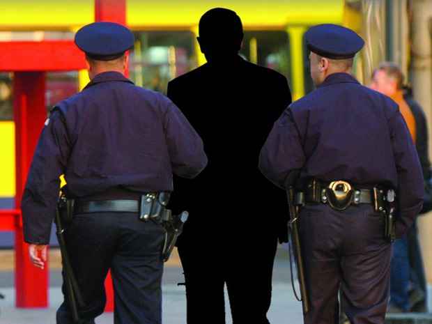Sumnja se da su M. L. i L. V. pretili, vređali, omalovažavali, a zatim i fizički napali pripadnike policije koji su, neposredno nakon ponoći u kafeu u Ulici 4. kraljevački bataljon u Kraljevu, uspostavljali narušeni javni red u kojem su učestvovali osumnjičeni.