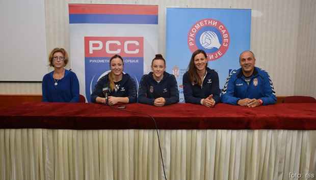 Ženska rukometna reprezentacija Srbije, sutra u Kraljevu utakmicom protiv Ukrajine započinje kvalifikacioni ciklus za Evropsko Prvenstvo koje će naredne godine biti održano u Švedskoj. Naše reprezentativke, nakon sutrašnjeg susreta u Kraljevu, za tri dana (11.oktobar u 19h) odigraće i drugu utakmicu u ovom ciklusu sa reprezentacijom Italije u gradu Andrea. Pored ove tri reprezentacije u II grupi nalazi&nbsp; se i reprezentacija Češke. Dve prvoplasirane reprezentacije iz ove grupe obezbediće učešće iduće godine u Švedskoj.