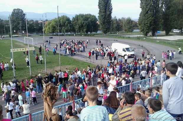 Završne trke, dečije manifestacije “Trka za srećnije detinjstvo”, održane su danas u Kraljevu na Atletskom stadionu. Čitavo takmičenje je organizovano u okviru aktivnosti Crvenog Krsta Kraljevo i bilo je zamišljeno kao humanitarna aktivnost, gde su učenici&nbsp; kupovinom startnog listića, pomagali ugroženoj deci sa teritorije kraljevačke opštine.&nbsp; Na takmičenju su učestvovale osnovne škole, Školske uprave Kraljeva kao i kraljevačke predškolske ustanove. Pravo da učestvuju na završnom danu takmičenja, stekli su svi učenici pobednici lokalnih takmičenja, koje je u petak održano u matičnim osnovnim školama.
