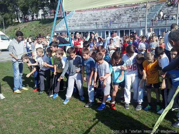 Završne trke, dečije manifestacije “Trka za srećnije detinjstvo”, održane su danas u Kraljevu na Atletskom stadionu. Čitavo takmičenje je organizovano u okviru aktivnosti Crvenog Krsta Kraljevo i bilo je zamišljeno kao humanitarna aktivnost, gde su učenici&nbsp; kupovinom startnog listića, pomagali ugroženoj deci sa teritorije kraljevačke opštine.&nbsp; Na takmičenju su učestvovale osnovne škole, Školske uprave Kraljeva kao i kraljevačke predškolske ustanove. Pravo da učestvuju na završnom danu takmičenja, stekli su svi učenici pobednici lokalnih takmičenja, koje je u petak održano u matičnim osnovnim školama.