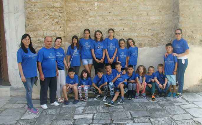 Svake godine, početkom avgusta meseca u manastiru Studenica održava se kamp pod nazivom “Dečiji Kamp Studenica” koji je&nbsp; i ove godine po petnaesti put okupio mališane sa idejom kako bi deca što bolje upoznala Srbiju. U poslednjih par godina, učesnici kampa su isključivo deca iz najugroženijih enklava sa Kosova i Metohije. Pre toga su dolazila deca i iz dijaspore: Austrije, Švajcarske, Hrvatske, Amerike… kao i deca iz Beograda.