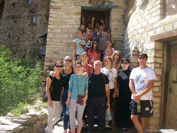 Svake godine, početkom avgusta meseca u manastiru Studenica održava se kamp pod nazivom “Dečiji Kamp Studenica” koji je&nbsp; i ove godine po petnaesti put okupio mališane sa idejom kako bi deca što bolje upoznala Srbiju. U poslednjih par godina, učesnici kampa su isključivo deca iz najugroženijih enklava sa Kosova i Metohije. Pre toga su dolazila deca i iz dijaspore: Austrije, Švajcarske, Hrvatske, Amerike… kao i deca iz Beograda.