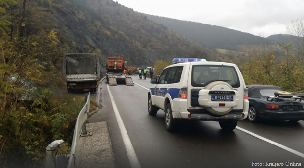 Obilne padavine&nbsp; prouzrokovale su jutros odron na Ibarskoj magistrali u mestu Žarče kod Ušća. Jedno vozilo u trenutku odrona se zadesilo na putu, udarilo u stenu i ostalo zarobljeno u odronu. Kolona vozila duga oko 3 kilometra formirana je&nbsp; u oba pravca. Na mestu odrona nalaze se ekipe za raščišćavanje kao i saobraćajna policija.