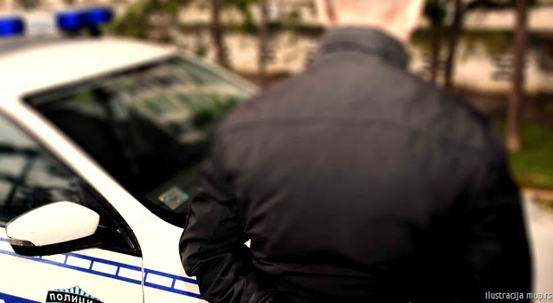 Policija vozili i mu&scaron;karac sa leđa mup.rs