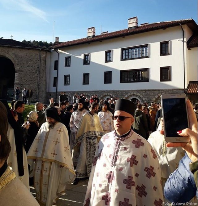 Udruženje Đakovčana” i ove godine sa pet autobusa organizovalo je tradicionalnu posetu manastiru Dečani na dan ktitorske slave Sv. Stefan Dečanski,&nbsp; kao i posetu Pećkoj Patrijaršiji.
