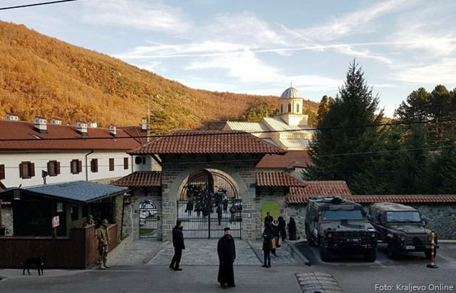Udruženje Đakovčana” i ove godine sa pet autobusa organizovalo je tradicionalnu posetu manastiru Dečani na dan ktitorske slave Sv. Stefan Dečanski,&nbsp; kao i posetu Pećkoj Patrijaršiji.