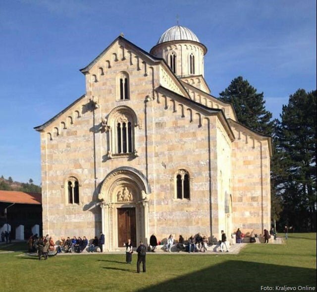 Udruženje Đakovčana” i ove godine sa pet autobusa organizovalo je tradicionalnu posetu manastiru Dečani na dan ktitorske slave Sv. Stefan Dečanski,&nbsp; kao i posetu Pećkoj Patrijaršiji.