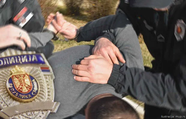 POLICIJSKA HRONIKA » Kraljevo Online Pripadnici Ministarstva unutrašnjih poslova u dve odvojene akcije u Vrnjačkoj Banji i Vranju uhapsili su dve osobe zbog sumnje na posedovanje oružja i trgovinu narkoticima.