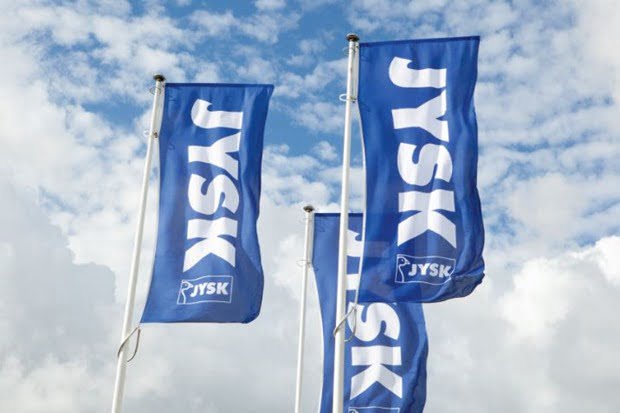 JYSK zastave na jarbolu