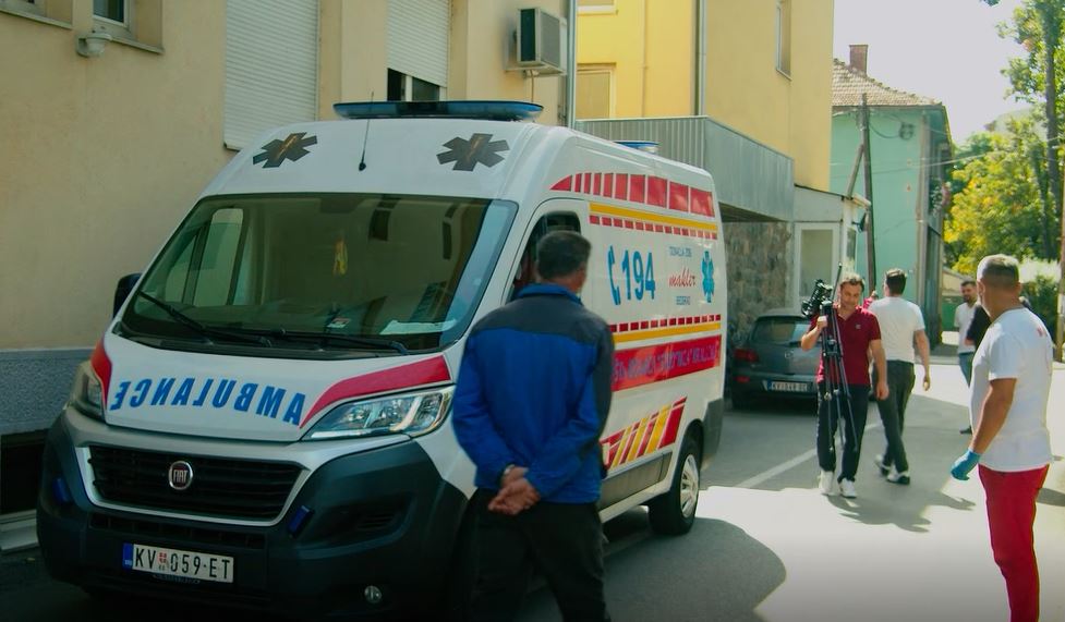 Iako je po broju stanovnika 10 grad u zemlji, po broju novoobolelih kraljevo je već danima odmah iza Beograda, Novog Sada Niša i Kragujevca, danas 178, a više od trećine registrovanih su deca školskog uzrasta. U kovid ambulanti Opšte bolnice „Studenica“ radi 5 lekarskih timova, ali je usko grlo samo jedan rentgen aparat, pa pacijentima na pregled čekaju satima. Zgrada internističkog sektora od danas je ponovo u kovid sistemu.