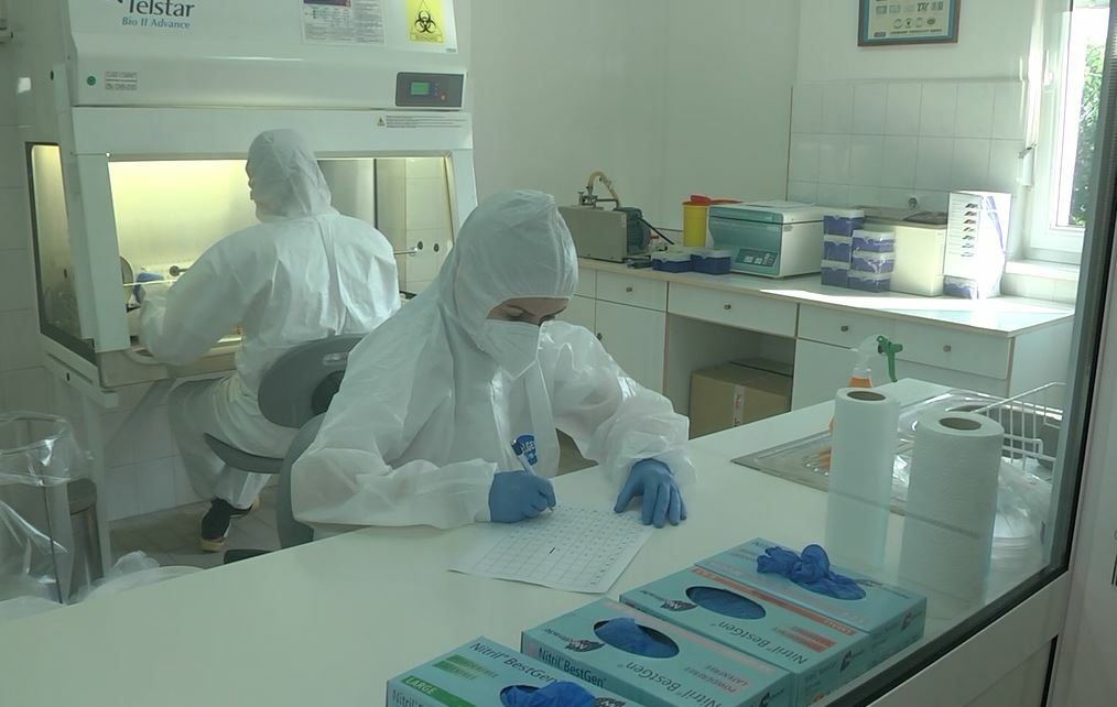 U poslednja 24 časa, u zdravstvenim ustanovama sa područja grada Kraljeva, testirano je 389 građana sa sumnjom da su oboleli od zarazne bolesti Kovid-19, a prisustvo virusa potvrđeno je kod 95 osoba.