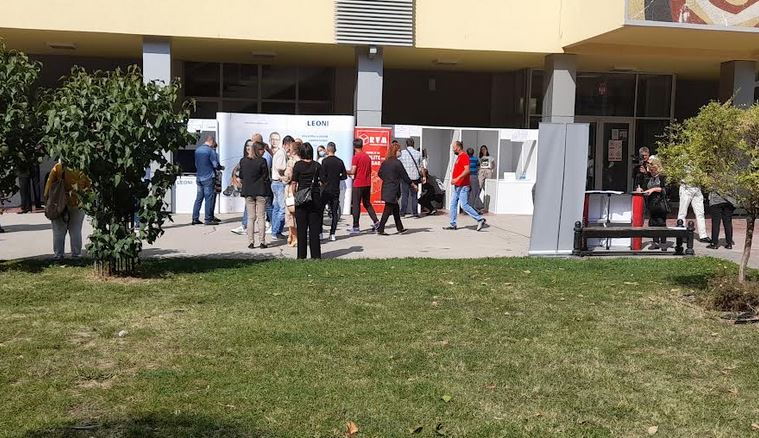 Sajam zapošljavanja, koji je zbgo epidemijske situacije održan na otvoreno, ispred zgrade opštine, na kom je devet kraljevačkih firmi, potencijalnim kandidatima za posao, prezentovalo svoja slobodna radna mesta i uslove rada.