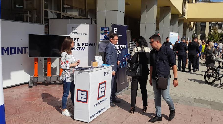 Sajam zapošljavanja, koji je zbgo epidemijske situacije održan na otvoreno, ispred zgrade opštine, na kom je devet kraljevačkih firmi, potencijalnim kandidatima za posao, prezentovalo svoja slobodna radna mesta i uslove rada.