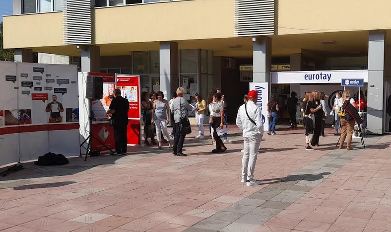 Sajam zapošljavanja, koji je zbgo epidemijske situacije održan na otvoreno, ispred zgrade opštine, na kom je devet kraljevačkih firmi, potencijalnim kandidatima za posao, prezentovalo svoja slobodna radna mesta i uslove rada.