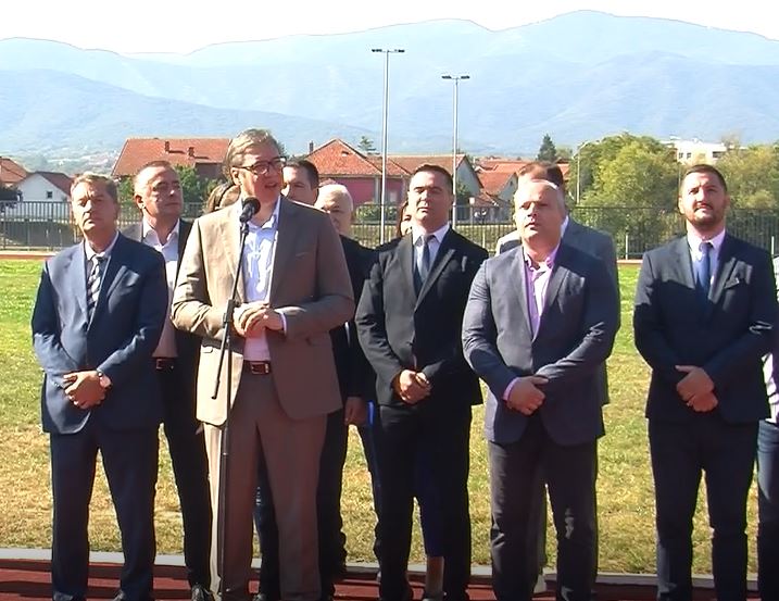 Predsednik Srbije Aleksandar Vučić danas je sa saradnicima posetio Kraljevo. Posetu je započeo na Atletskom stadionu u čije je renoviranje država uložila 180 miliona dinara. Predsednika su dočekali gradonačelnik Kraljeva Predrag Terzić i Nebojša Simović, načelnik Raškog upravnog okruga.