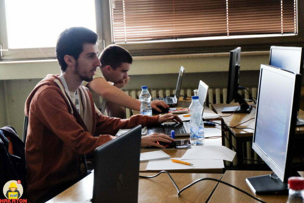 Takmičari se prijavljuju preko aplikacije koja je objavljena na sajtu Hakatona, mesec dana pre takmičenja. Jedini uslov je da takmičari budu student ili diplomirani student do 29. godine života. Potrebno je da prijave zadovolje kriterijume žirija, nakon čega će kandidatima biti javljeno da li su izabrani da se takmiče na sedmom po redu Hakatonu. Dobrodošli su i takmičari iz drugih gradova i inostranstva kojima će smeštaj biti obezbeđen.