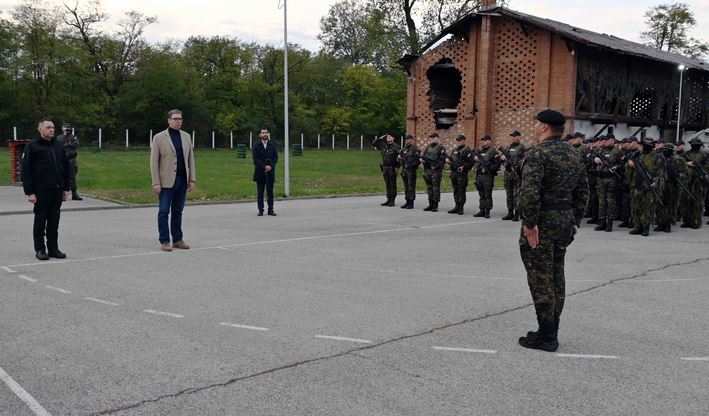 Predsednik Republike Srbije Aleksandar Vučić, koji je sa ministrom unutrašnjih poslova Aleksandrom Vulinom i komandantom Žandarmerije Dejanom Lukovićem danas obišao bazu Žandarmerije u Kraljevu, poručio je pripadnicima te jedinice, srpskim junacima, da je došao u Kraljevo da ih obiđe i kaže hvala za sve što su uvek činili u odbrani naše otadžbine, štiteći njene vrednosti, štiteći njen integritet.