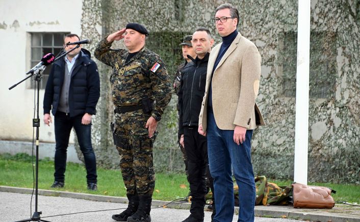 Predsednik Republike Srbije Aleksandar Vučić, koji je sa ministrom unutrašnjih poslova Aleksandrom Vulinom i komandantom Žandarmerije Dejanom Lukovićem danas obišao bazu Žandarmerije u Kraljevu, poručio je pripadnicima te jedinice, srpskim junacima, da je došao u Kraljevo da ih obiđe i kaže hvala za sve što su uvek činili u odbrani naše otadžbine, štiteći njene vrednosti, štiteći njen integritet.