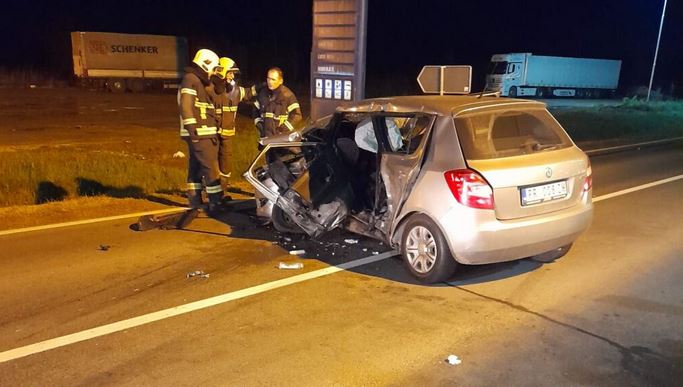 Dve osobe su povređene u saobraćajnoj nesreći na Ibarskoj magistrali u Tavniku. Udes se dogodio oko 18.00 sati kada su se sudarila dva putnička automobila, "audi" iz Novog Pazara i "škoda" sa registarskim oznakama Prištine.