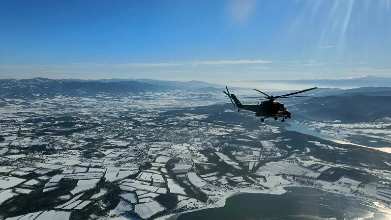 Na aerodromu "Morava" i u širem rejonu Kraljeva u toku je redovna letačka obuka pripadnika 98. vazduhoplovne brigade na helikopterima Mi-35 i Gama za letenje u zimskim uslovima, saopšteno je iz Ministarstva odbrane Srbije.