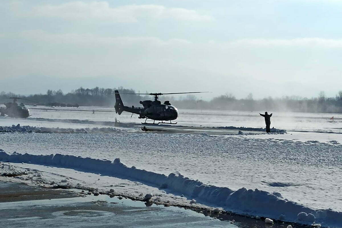 Na aerodromu "Morava" i u širem rejonu Kraljeva u toku je redovna letačka obuka pripadnika 98. vazduhoplovne brigade na helikopterima Mi-35 i Gama za letenje u zimskim uslovima, saopšteno je iz Ministarstva odbrane Srbije.