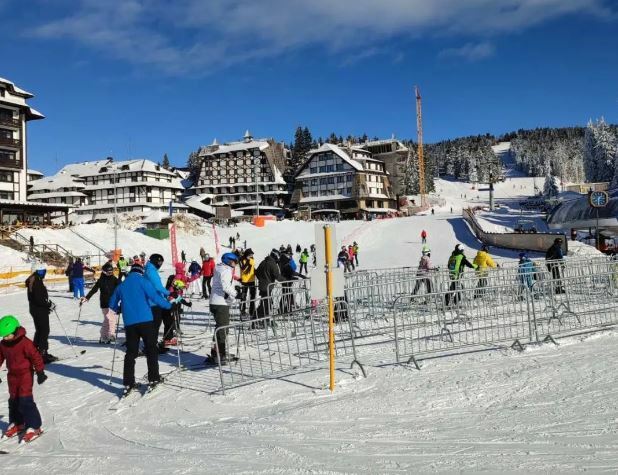 Ski centar Kopaonik će biti otvoren tokom Vaskršnjih i Prvomajskih praznika u periodu od 22. aprila do 3. maja.