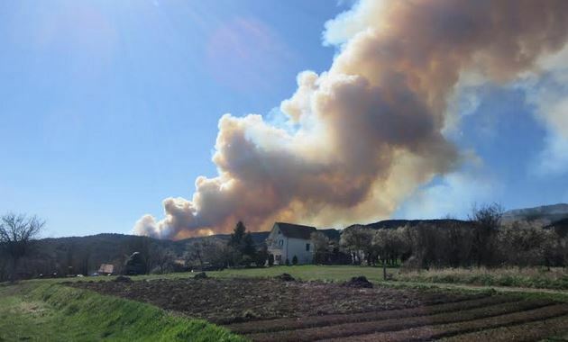 Veliki šumski požar buknuo je danas iznad sela Jabukovo Polje, oko 4 kilometra od Ušća prema Studenici.