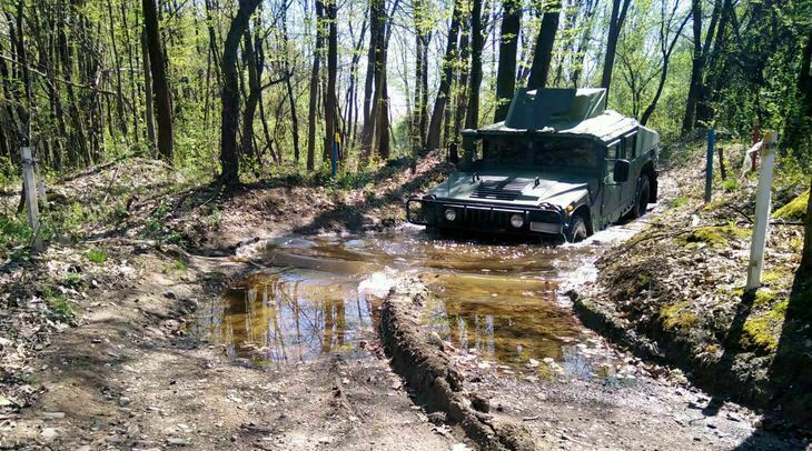 Reč je o dodatnom osposobljavanju vojnih vozača iz jedinica opremljenih ovim sredstvom, koje se realizuje radi održavanja optimalnog nivoa obučenosti pripadnika Vojske Srbije za upravljanje terenskim motornim vozilima visoke prohodnosti i za njihovo održavanje.