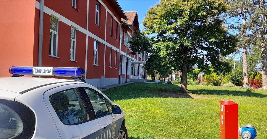 Rano jutros više od 20 škola u Kraljevu, Vrnjačkoj Banji i Raški dobilo je mejl pretećeg sadržaja da je u objektu škole postavljena bomba.