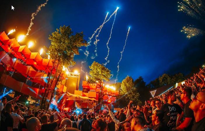 Lovefest će sutra zajedno sa desetinama hiljada posetilaca iz celog sveta početi proslavu 15 godina trajanja jednog od najvećih festivala u regionu. Vrnjačka Banja je odavno već rasprodata i spremna da dočeka veliki broj mladih ljudi.
