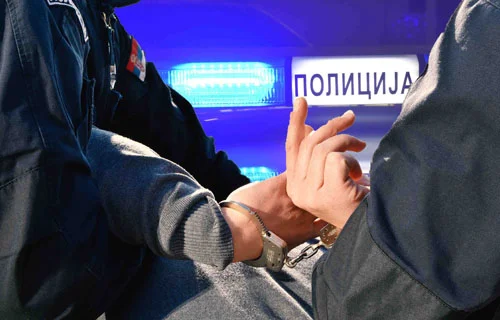 Pripadnici Ministarstva unutrašnjih poslova u Kraljevu uhapsili su D. P. (2006), M. B. (2006) i V. R. (2006) iz Kraljeva, zbog postojanja osnova sumnje da su izvršili krivično delo teška telesna povreda u saizvršilaštvu.