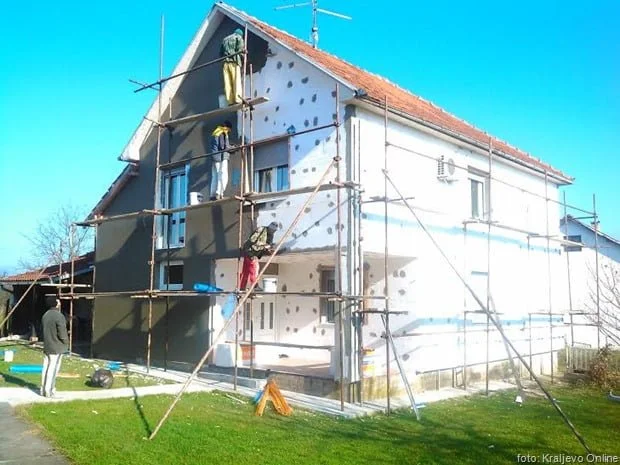 Grad Kraljevo raspisao je Javni poziv za sufinansiranje energetske sanacije porodičnih kuća i stanova za 2025. godinu. Program obuhvata zamenu stolarije, ugradnju termoizolacije, efikasnije sisteme grejanja, toplotne pumpe, solarne kolektore i panele, kao i izradu neophodne tehničke dokumentacije.