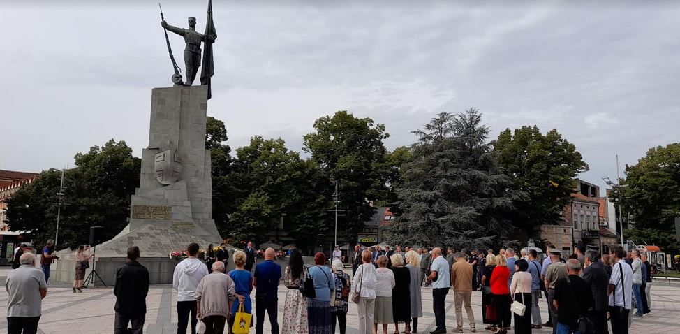 Polaganjem venaca i prigodnim programom na Trgu srpskih ratnika obeležena godišnjica proboja Solunskog fronta u Prvom svetskom ratu, Dan srpskog jedinstva, slobode i nacionalne zastave.