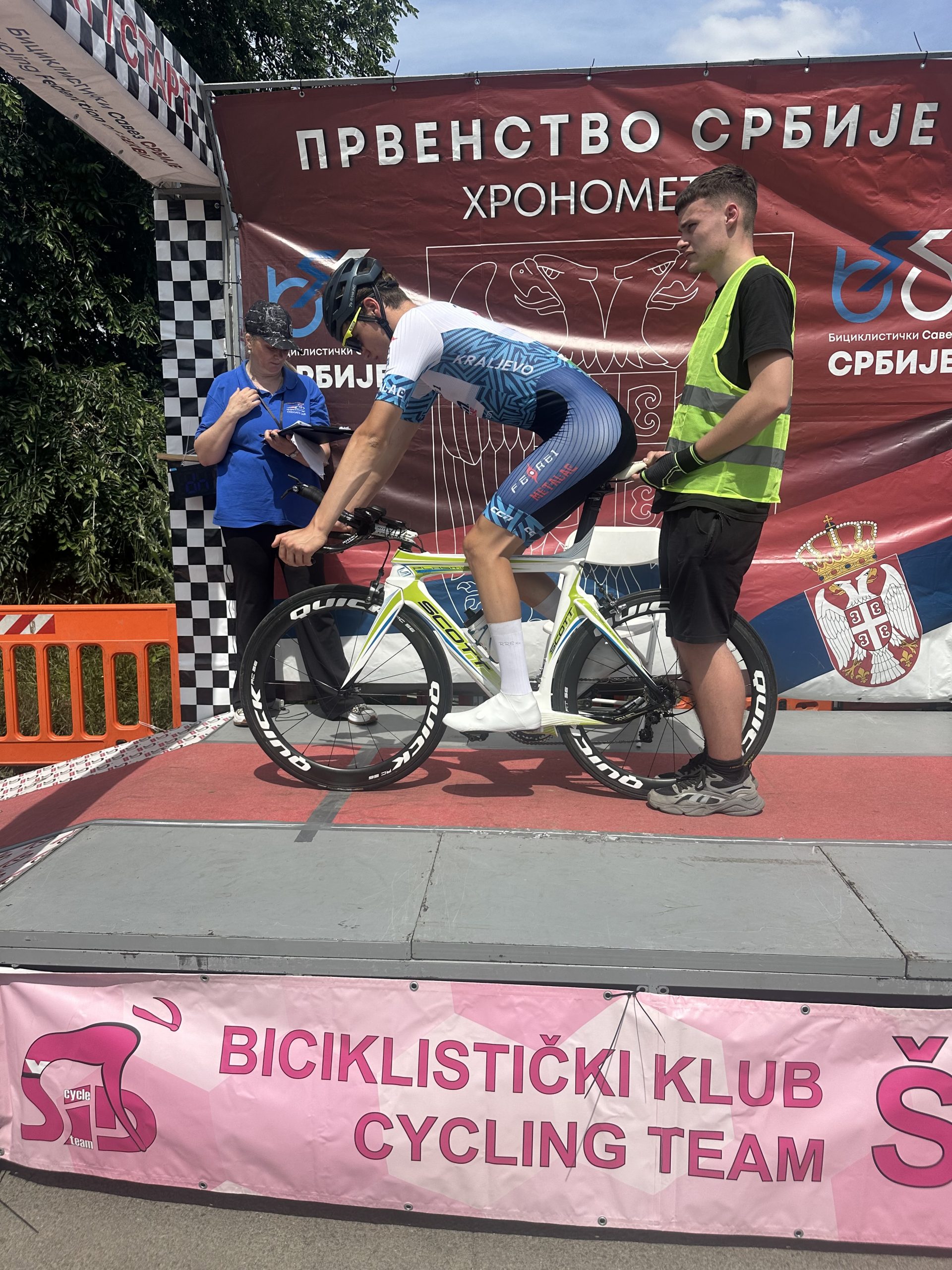 USPEŠAN VIKEND ZA BICIKLISTE METALCA » Kraljevo Online U Čelarevu je održan Kup Srbije i Prvenstvo Srbije u biciklizmu, a takmičari Metalca još jednom su pokazali kvalitet i potvrdili da klub spada među najuspešnije u zemlji. Sjajnim rezultatima posebno se istakla mlada Nina Veličković, koja je nastavila dominaciju u konkurenciji kadetkinja i još jednom dokazala da je trenutno najbolja u Srbiji u svojoj kategoriji.