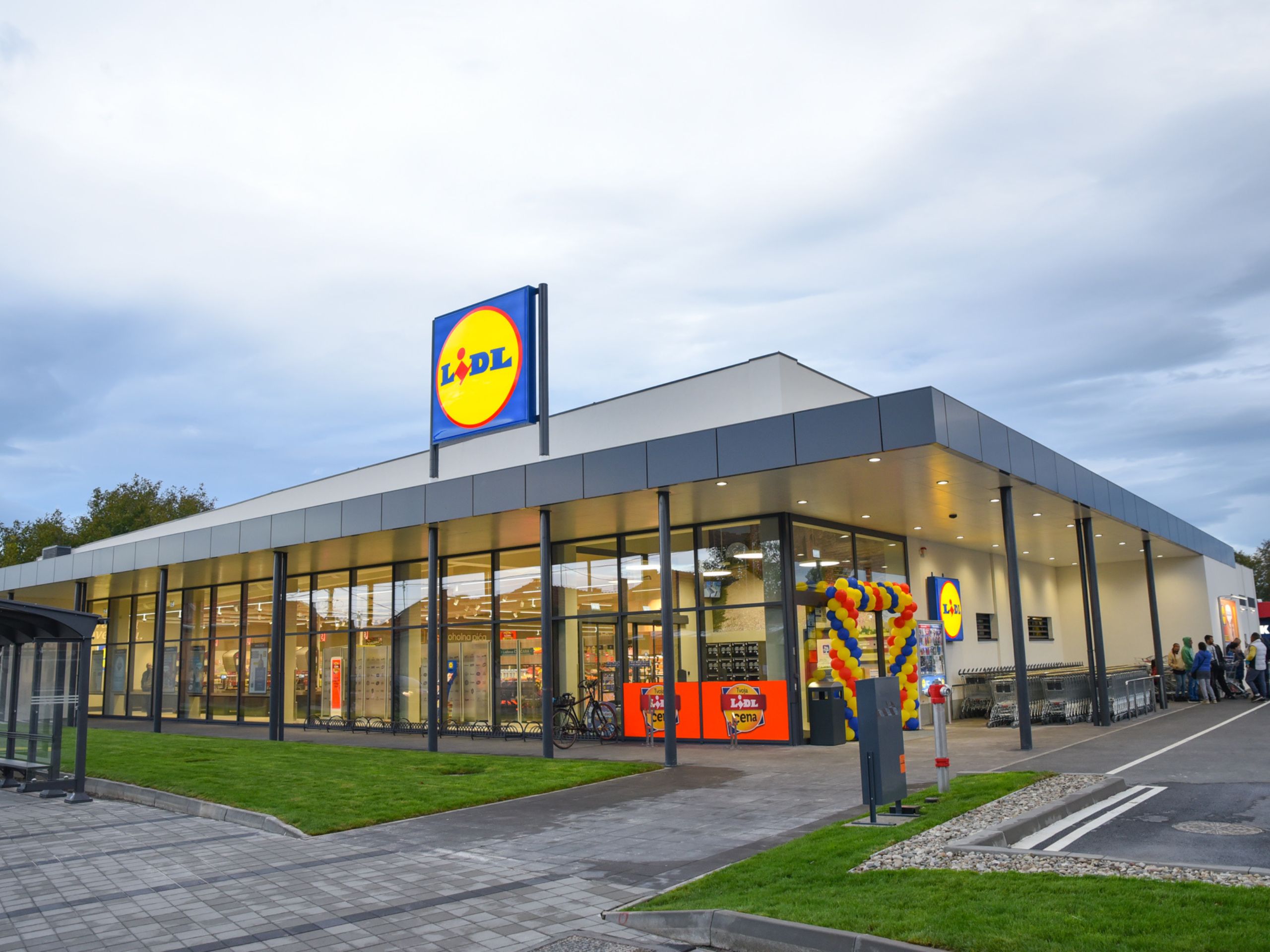 KO IMA NAJPOVOLJNIJU POTROŠAČKU KORPU? » Kraljevo Online Lidl Srbija već godinu dana ima najpovoljniju nedeljnu potrošačku korpu u zemlji, pokazalo je nezavisno istraživanje Agencije za istraživanje tržišta NMS Market Research*. Kontinuirani dvanaestomesečni rezultati potvrđuju da niske cene u ovom trgovinskom lancu nisu deo kratkotrajnih akcija ili mera, već dugoročni poslovni princip koji potrošačima svakodnevno obezbeđuje najniže tržišne cene bez kompromisa kada je reč o kvalitetu proizvoda.
