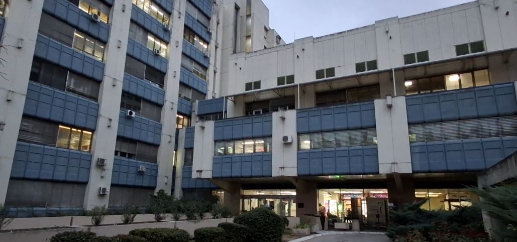 NESREĆA NA PLANINI STOLOVI (VIDEO) » Kraljevo Online Dvojica pripadnika Vatrogasno-spasilačkog bataljona Kraljevo povređena su danas na planini Stolovi iznad Kraljeva, kada su tokom obilaska požarišta „kvadom“ sletela sa šumskog puta u duboku provaliju.
