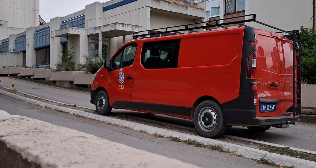 NESREĆA NA PLANINI STOLOVI (VIDEO) » Kraljevo Online Dvojica pripadnika Vatrogasno-spasilačkog bataljona Kraljevo povređena su danas na planini Stolovi iznad Kraljeva, kada su tokom obilaska požarišta „kvadom“ sletela sa šumskog puta u duboku provaliju.