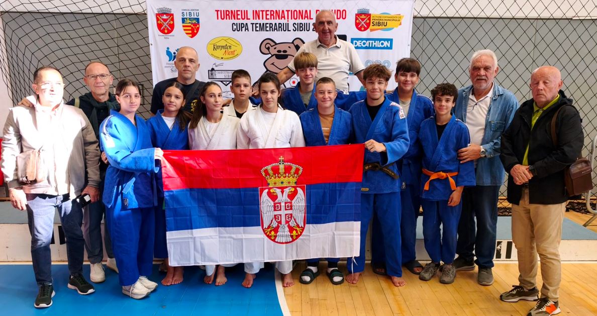 KRALJEVAČKI DŽUDISTI BLISTALI U SIBIU » Kraljevo Online Četiri srebra i dve bronze – bilans je sa kojim su se takmičari Džudo kluba „Mašinac“ iz Kraljeva vratili sa međunarodnog turnira „Cupa Temerarul“ u rumunskom Sibiu.