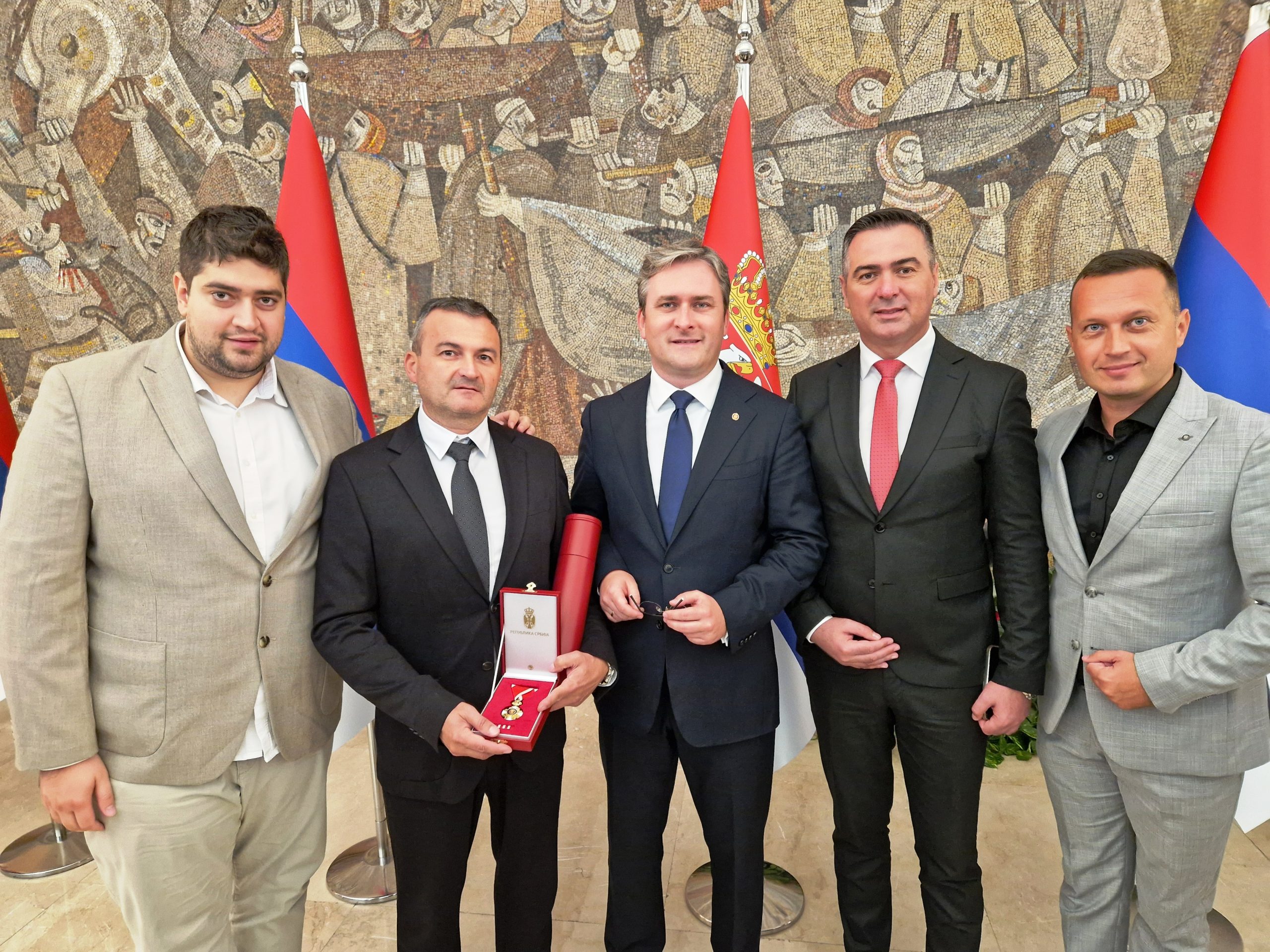 PRIZNANJE ZA DOPRINOS FILMSKOJ UMETNOSTI » Kraljevo Online Ovo prestižno priznanje pripalo je festivalu koji već pola veka okuplja scenariste, reditelje, glumce i druge filmske stvaraoce, čuvajući značajno mesto filmskog scenarija u domaćoj kinematografiji.