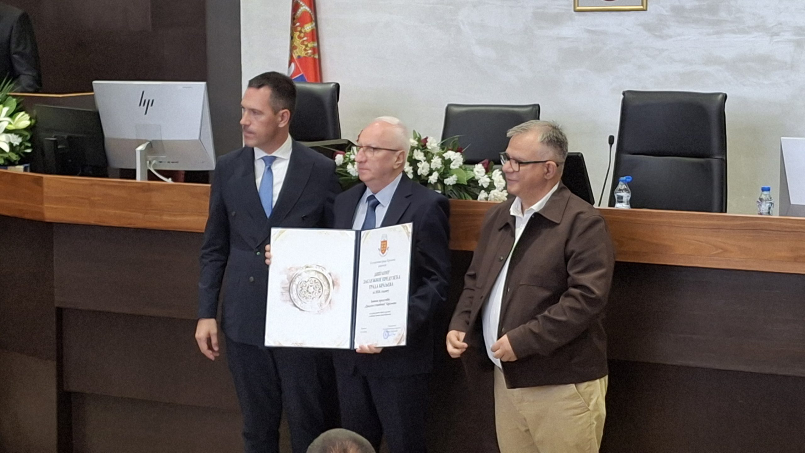 KRALJEVO OBELEŽILO KRALJEVDAN » Kraljevo Online Kraljevo danas obeležava Kraljevdan – Dan grada. Tim povodom održana je svečana sednica Skupštine grada Kraljeva, na kojoj su uručene ovogodišnje nagrade i priznanja pojedincima, ustanovama, preduzećima, sportskim kolektivima i udruženjima koji su svojim radom i rezultatima dali doprinos gradu.