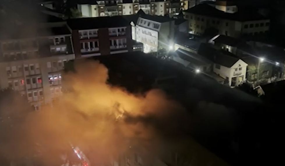 POŽAR U LAMELI KULE 3 » Kraljevo Online Požar je izbio jutros oko šest časova u stanu na petom spratu, u potkrovlju stambene zgrade poznate kao Lamela Kule 3, u Ulici cara Dušana u centru Kraljeva.